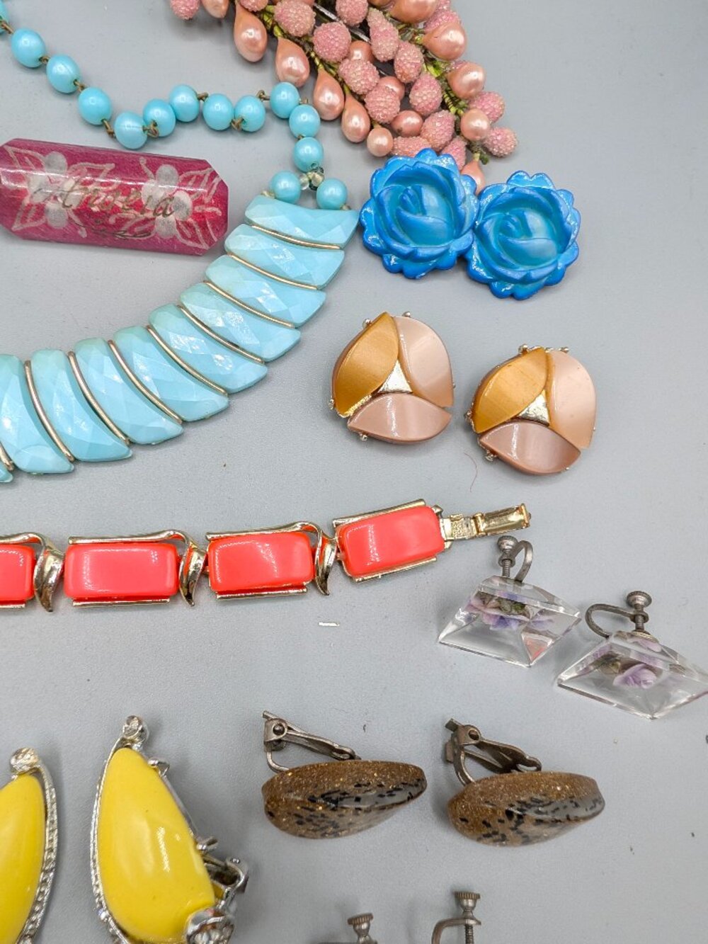 Vintage Early Plastic Jewelry, 12 Pairs Earrings +more - Picture 10 of 14
